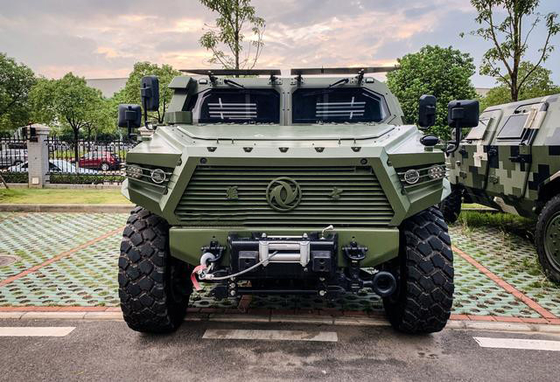 China Defend Bulletproof Custom Off Road รถทหาร 6x6 300hp Battlefield Equipment