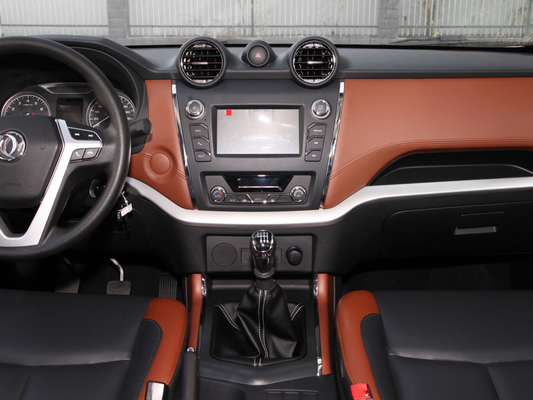 เครื่องยนต์เทอร์โบ RWD 4 ประตู SUV รถกระบะ DONGFENG สำหรับครอบครัวตั้งแคมป์