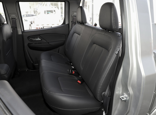 รถกระบะสี่สูบ 4 ประตู 4WD 5 ที่นั่ง 2.4L Displacement 1.4m Cargo Tank