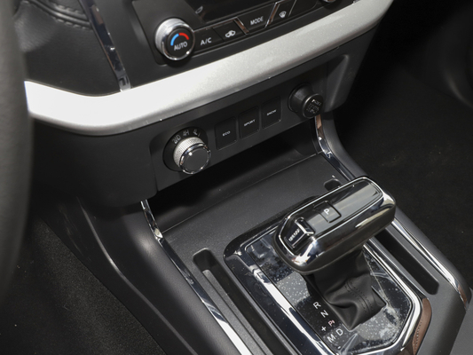 8 Gears 4WD 4 Wheel Drive รถกระบะ DONGFENG 120kw 163hp