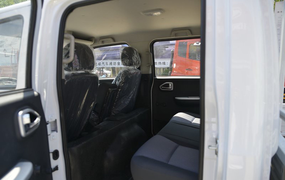4.5T รถบรรทุกสินค้าเบา 4x2 เครื่องยนต์ดีเซลรถบรรทุกขนาดเล็กสองแถว 5 ที่นั่ง