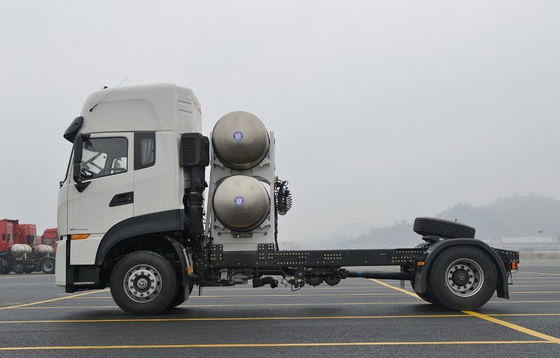 การขนส่งสินค้า LNG CNG รถพ่วงรถแทรกเตอร์ 500HP เครื่องยนต์ลากมวล 32.4 ตัน