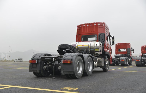 Traction Mass 40 Ton LNG รถบรรทุกขนส่ง 6x4 Tractor High Displacement Engine