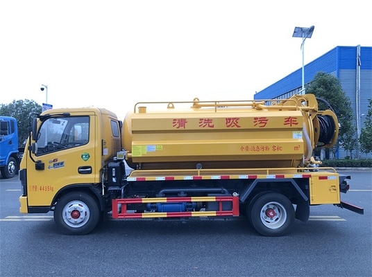 3308mm ฐานล้อรถบรรทุกสุขาภิบาลเทศบาล 6MT เครื่องดูดฝุ่นดูดน้ำเสียรถบรรทุก